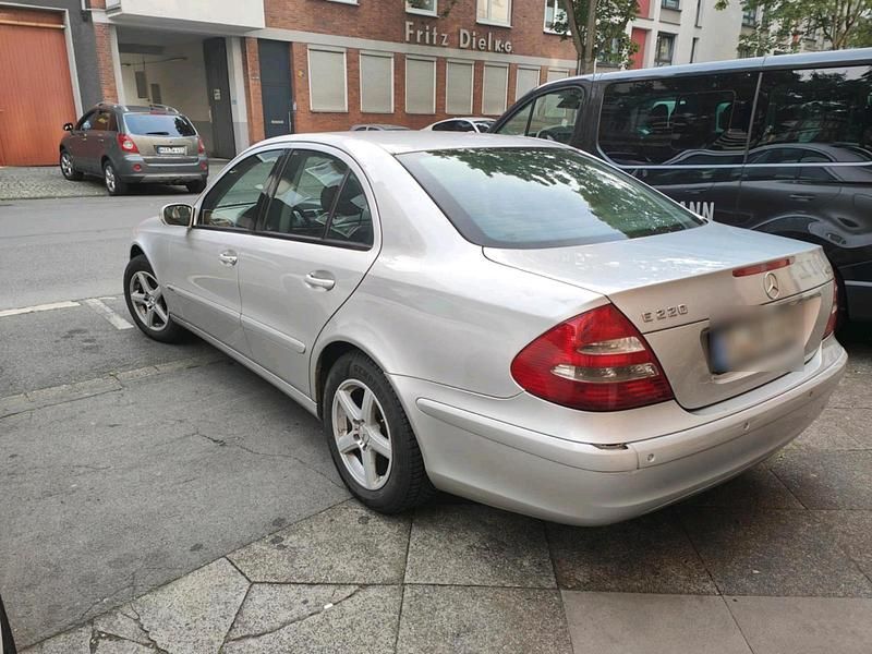 Silber Gebraucht 2003 Mercedes E220 Limousine | 2.400 € - Bild 1/4