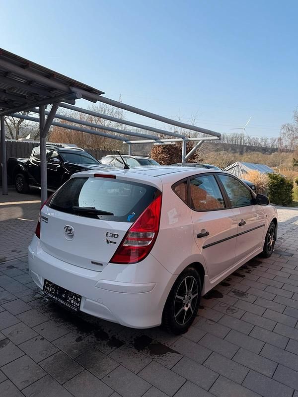 Gebraucht Hyundai i30 90 PS (66 kW) 2010 Weiß Limousine