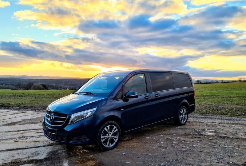 Blau Gebraucht 2017 Mercedes V250 Avantgarde Van / Kleinbus | 41.875 € (Fairer Preis) - Bild 1/4