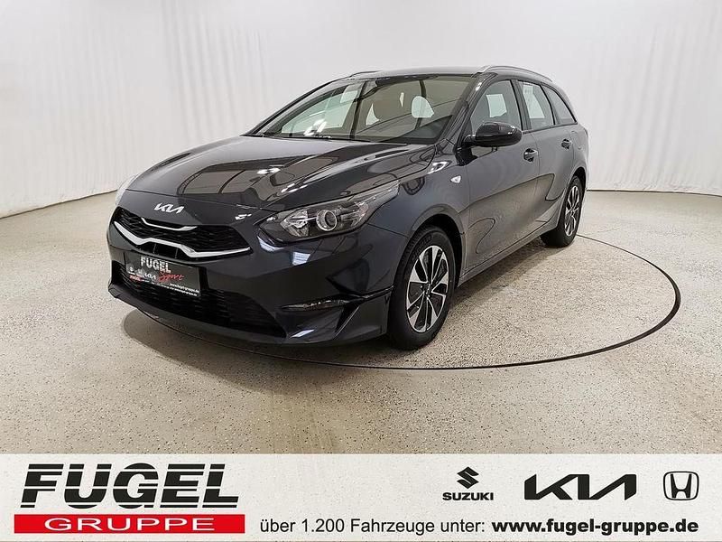 Penta grau met. Neu 2025 Kia Ceed Sportswagon Play Kombi | 22.868 € (Fairer Preis) - Bild 1/4