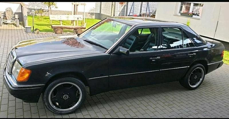 Gebraucht Mercedes 230 131 PS (96 kW) 1992 Schwarz Limousine