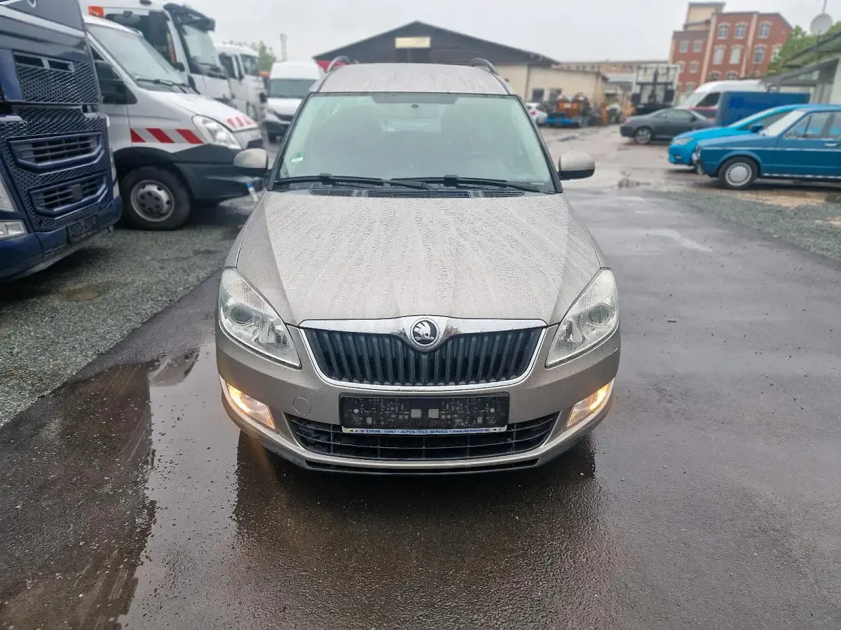 Używany Skoda Fabia 86 KM (63 kW) 2014 Srebrny Minivan
