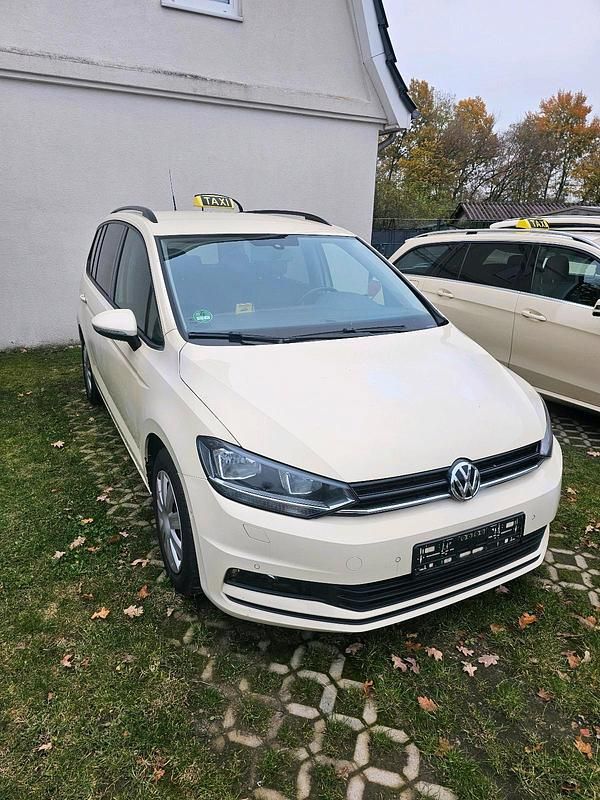 Beige Gebraucht 2018 VW Touran Van / Kleinbus | 4.950 € (Teuer) - Bild 1/4