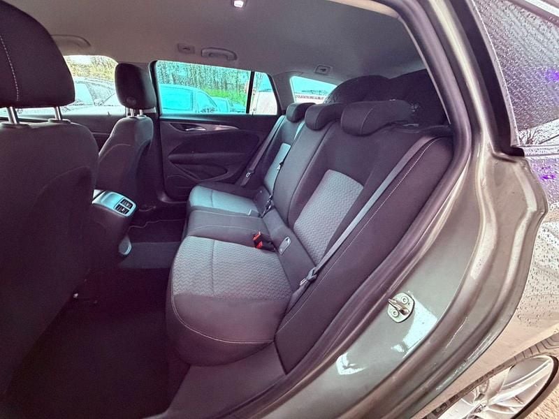 Usado Opel Insignia 170 HP (125 kW) 2019 Cinzento Sedan