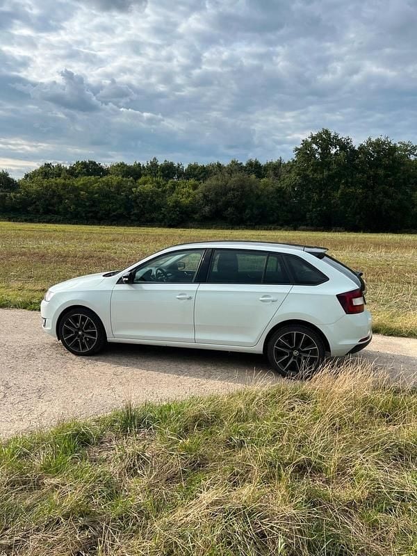 Weiß Gebraucht 2015 Skoda Rapid Kombi | 8.490 € (Fairer Preis) - Bild 1/4