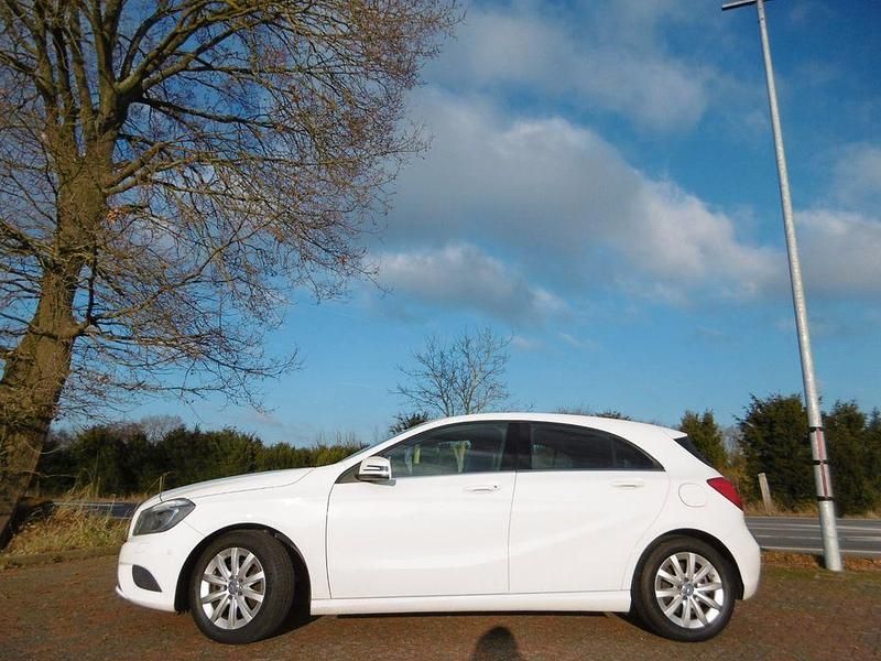 Gebraucht Mercedes A180 122 PS (89 kW) 2015 Weiß Limousine