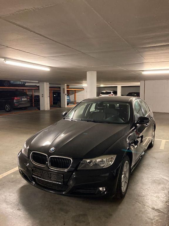 Schwarz Gebraucht 2010 BMW 318 Limousine | 10.500 € - Bild 1/4