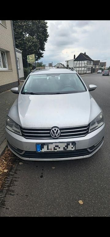 Grau Gebraucht 2012 VW Passat Comfortline Limousine | 6.499 € (Guter Preis) - Bild 1/4