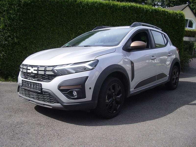 Grau Gebraucht 2023 Dacia Sandero Extreme Kleinwagen | 17.990 € (Fairer Preis) - Bild 1/4