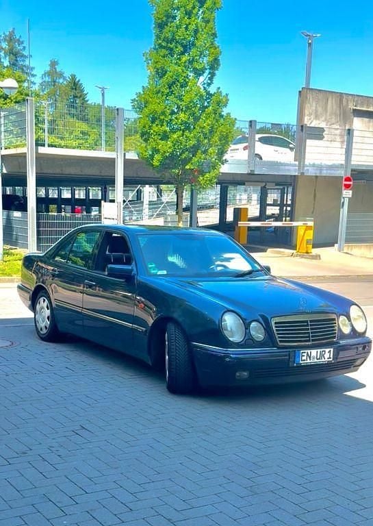 Blau Gebraucht 1998 Mercedes E280 Avantgarde Limousine | 2.786 € (Superpreis) - Bild 1/4