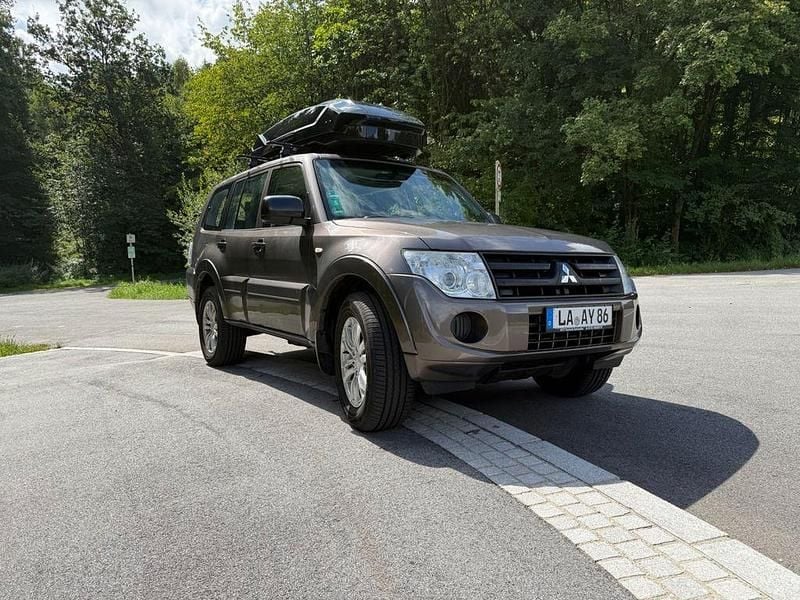 Braun Gebraucht 2012 Mitsubishi Pajero SUV | 17.000 € (Fairer Preis) - Bild 1/4