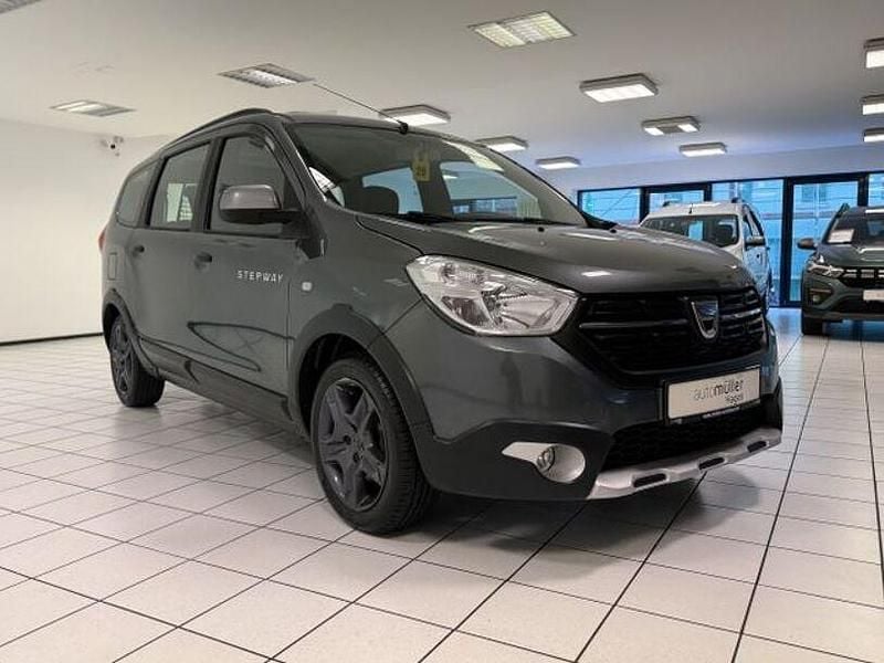 Islandgrau Gebraucht 2017 Dacia Lodgy Celebration Van / Kleinbus | 7.999 € (Fairer Preis) - Bild 1/4