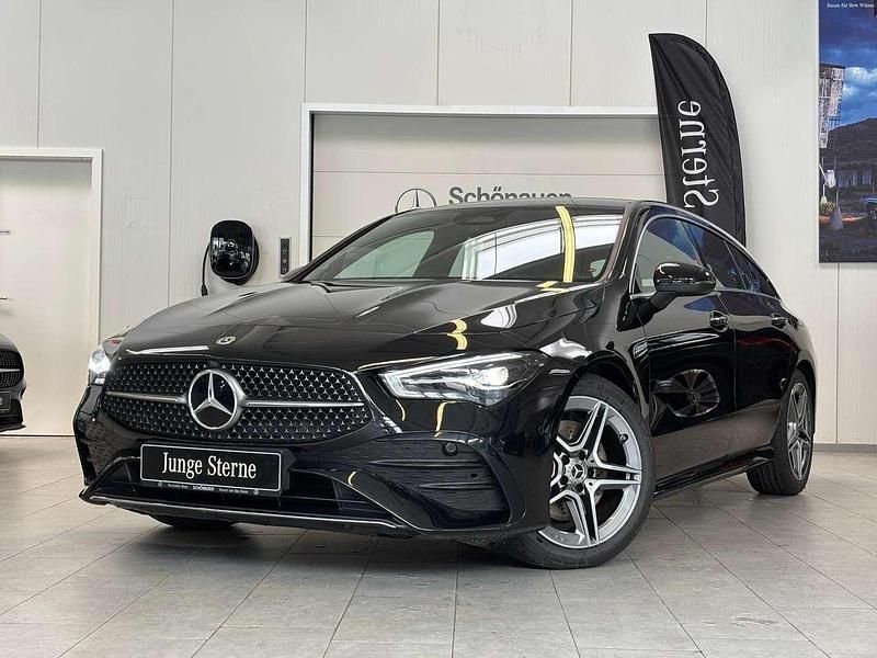 Lack kosmosschwarz Gebraucht 2024 Mercedes CLA200 AMG Kombi | 32.480 € (Fairer Preis) - Bild 1/4