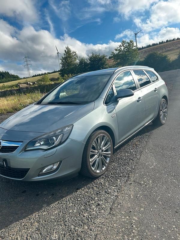Grau Gebraucht 2011 Opel Astra Kombi | 6.600 € (Fairer Preis) - Bild 1/4