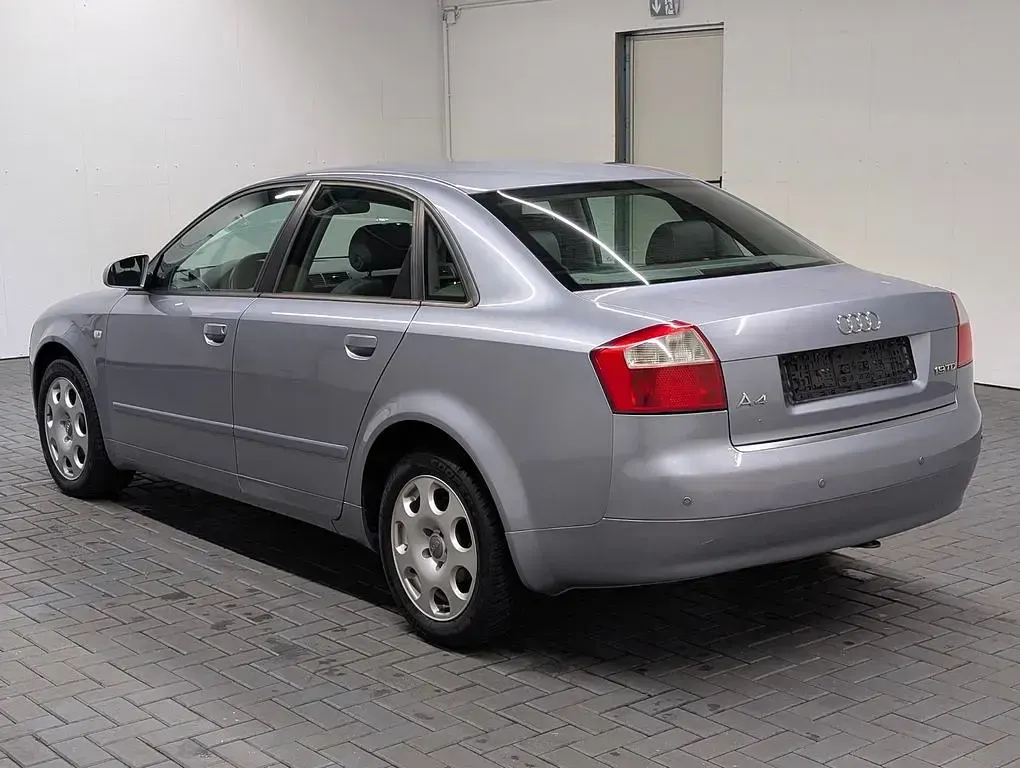 Używany Audi A4 131 KM (96 kW) 2003 Szary Sedan/Limuzyna