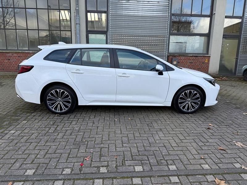 Gebraucht Toyota Corolla 98 PS (72 kW) 2022 Weiß Limousine