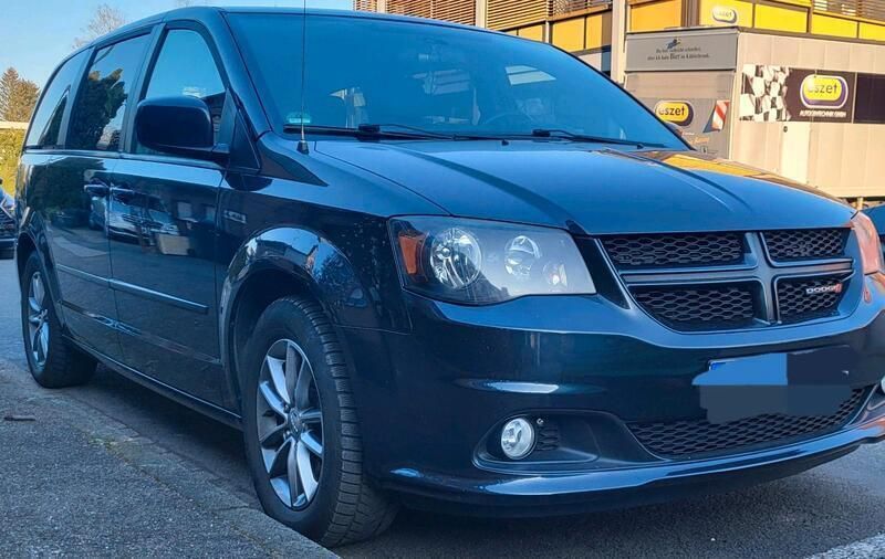 Grau Gebraucht 2014 Dodge Grand Caravan Van / Kleinbus | 17.200 € - Bild 1/4