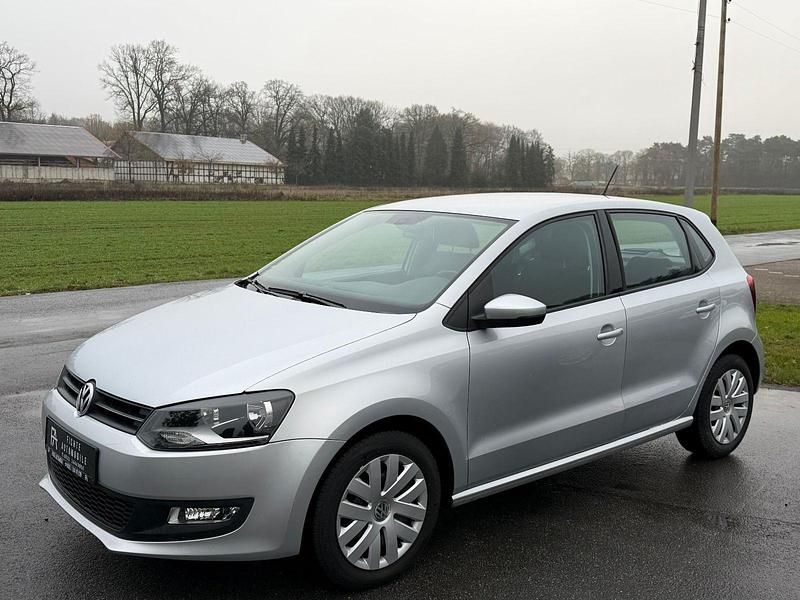 Silber Gebraucht 2010 VW Polo Comfortline Kleinwagen | 7.490 € (Fairer Preis) - Bild 1/4