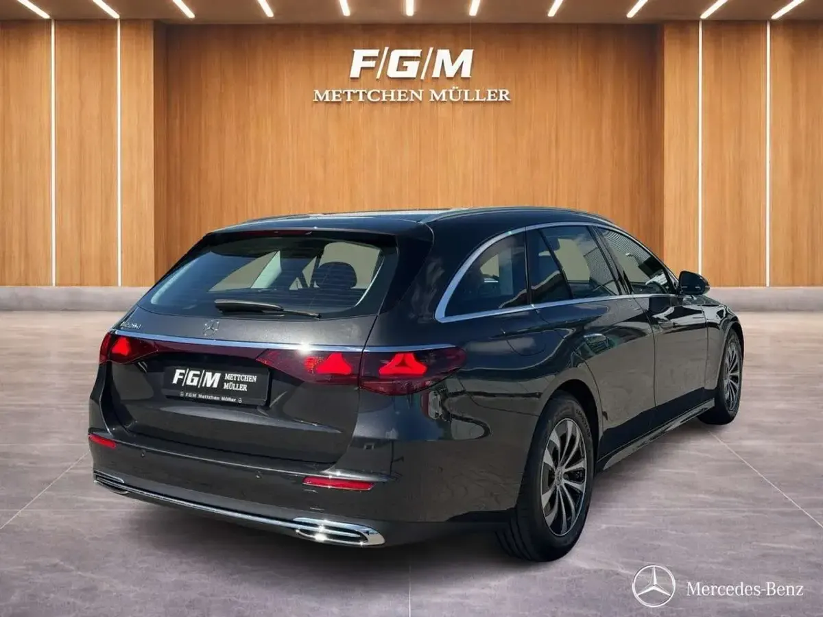 Gebraucht Mercedes E220 197 PS (144 kW) 2025 Lack graphitgrau Kombi