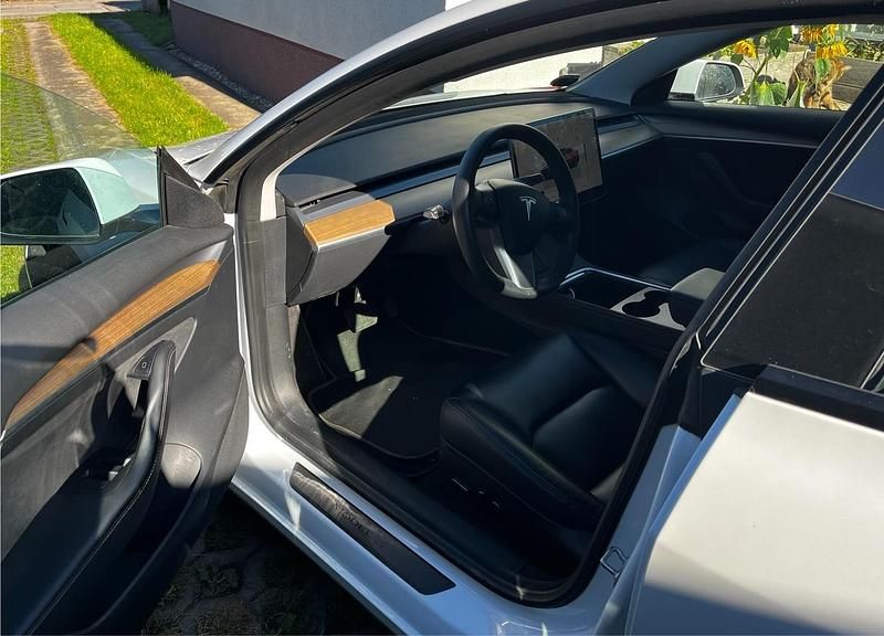 Weiß Gebraucht 2022 Tesla Model 3 Limousine | 27.900 € (Guter Preis) - Bild 1/4