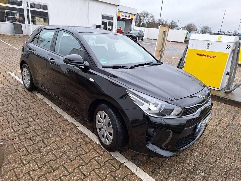 Schwarz Gebraucht 2017 Kia Rio Limousine | 7.390 € (Fairer Preis) - Bild 1/4