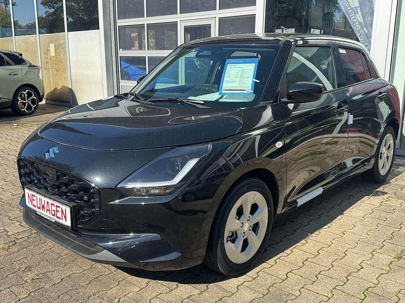 Super black pearl metallic Neu 2025 Suzuki Swift Comfort Limousine | 19.980 € - Bild 1/4