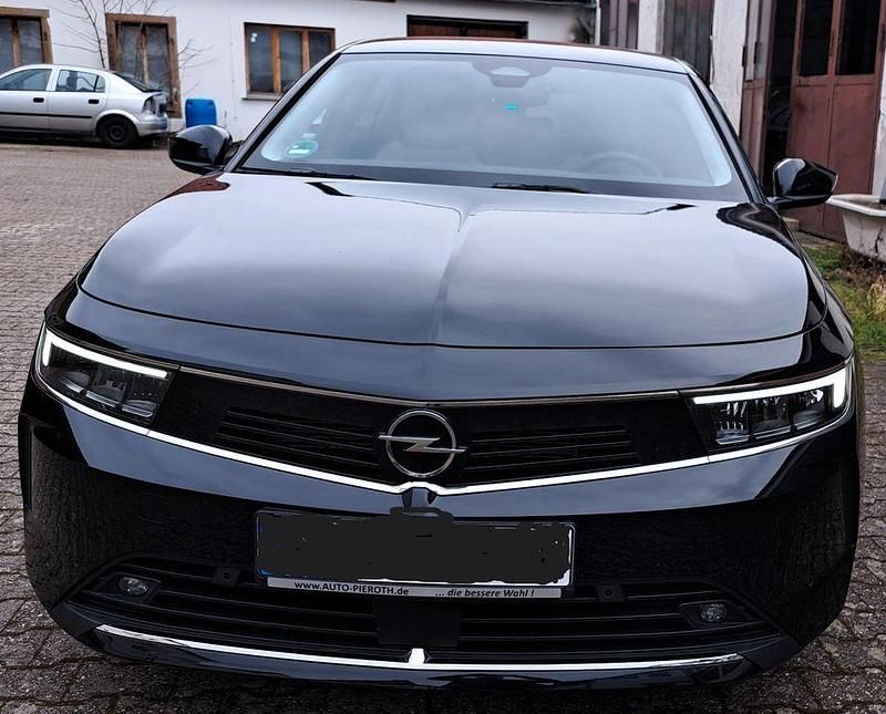 Schwarz Gebraucht 2023 Opel Astra Elegance Limousine | 23.800 € (Superpreis) - Bild 1/4