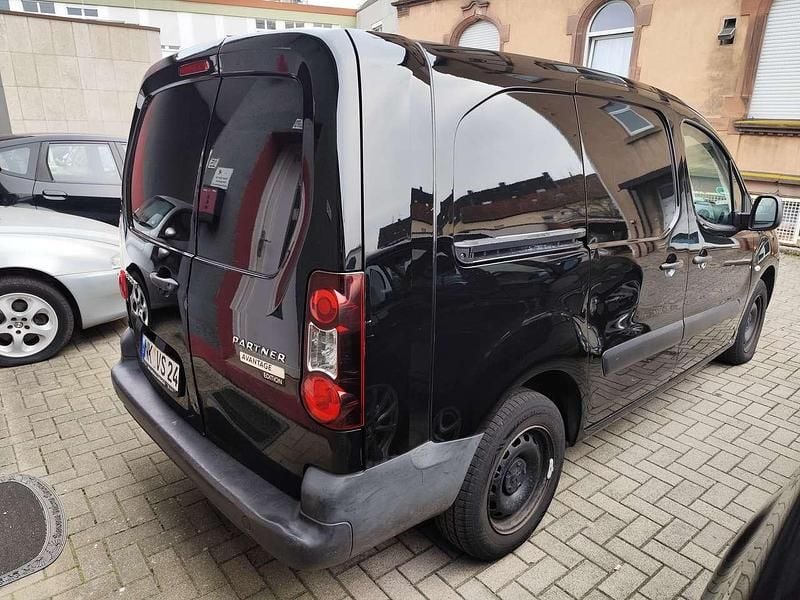 Gebraucht Peugeot Partner Premium 99 PS (72 kW) 2017 Lack onyx schwarz/deckende Van / Kleinbus