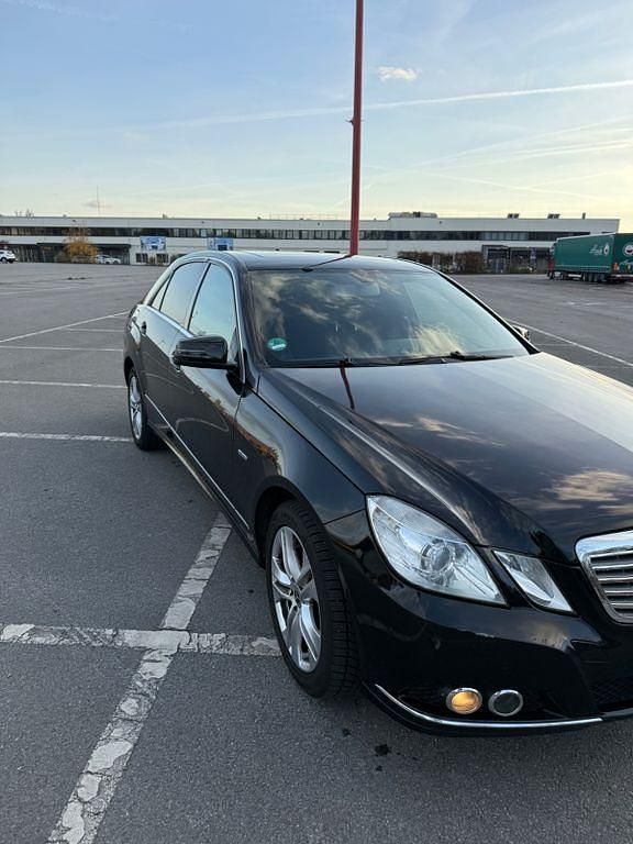 Gebraucht Mercedes E200 Elegance 184 PS (135 kW) 2010 Schwarz Limousine