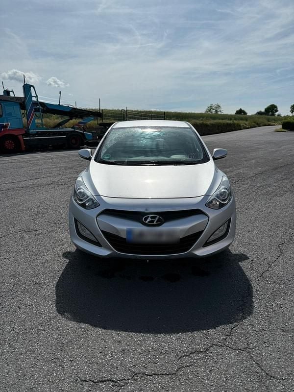 Silber Gebraucht 2014 Hyundai i30 Kleinwagen | 5.600 € (Fairer Preis) - Bild 1/4