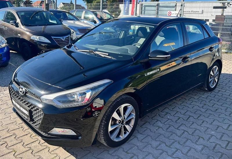 Schwarz Gebraucht 2015 Hyundai i20 Intro Edition Limousine | 7.300 € (Fairer Preis) - Bild 1/4