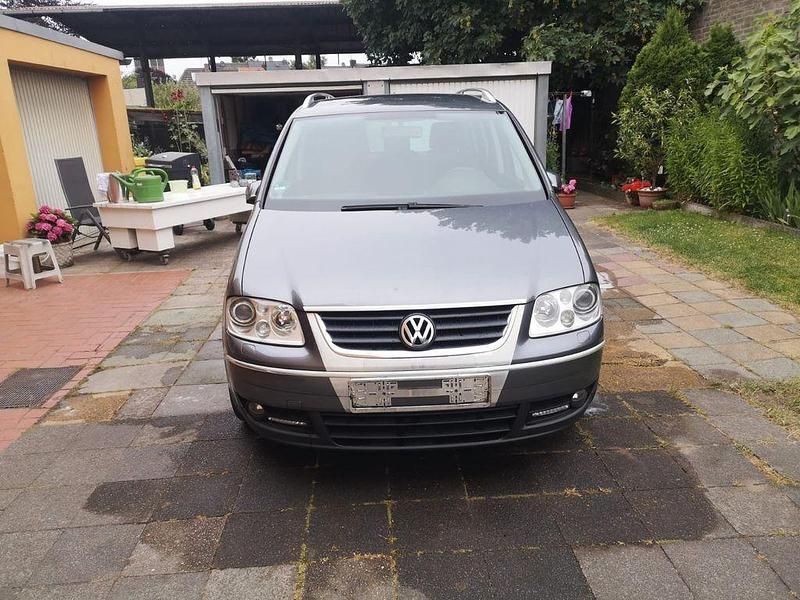 Grau Gebraucht 2005 VW Touran Highline Van / Kleinbus | 4.999 € (Teuer) - Bild 1/4