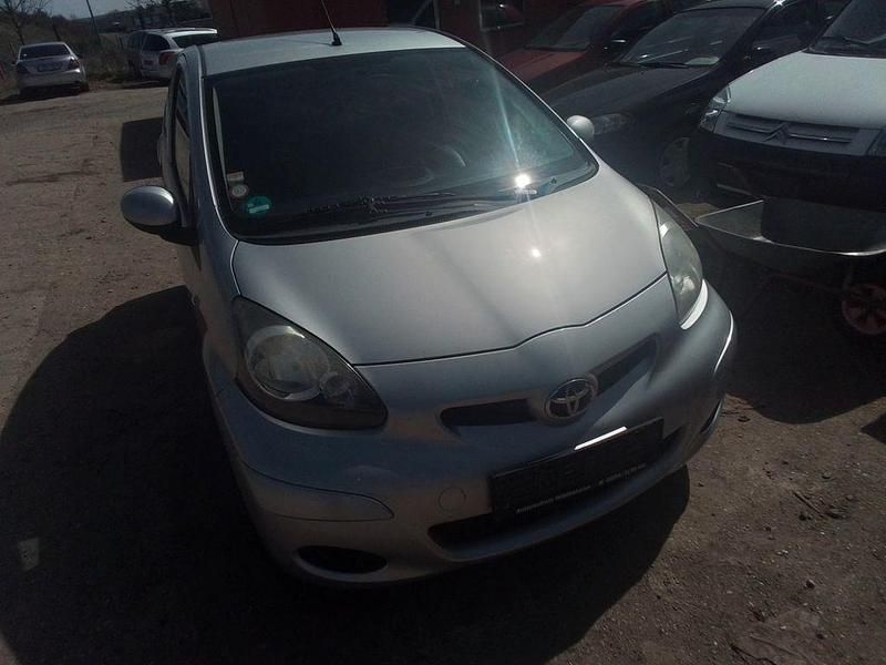 Gebraucht Toyota Aygo 68 PS (50 kW) 2011 Silber Kleinwagen