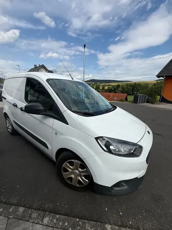 Gebraucht Ford Courier 101 PS (74 kW) 2021 Weiß Van / Kleinbus