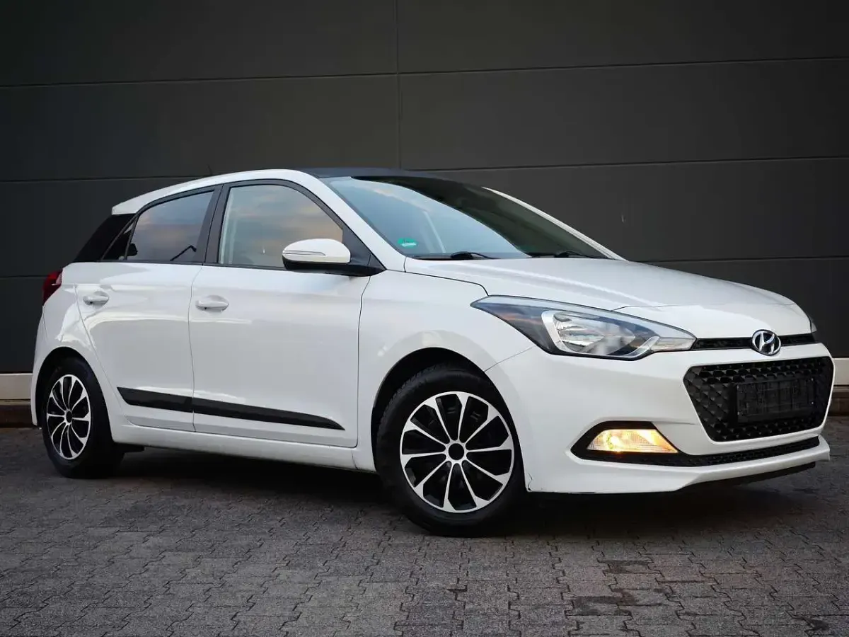 Gebraucht Hyundai i20 Classic 75 PS (55 kW) 2016 Polar white / sol Kleinwagen