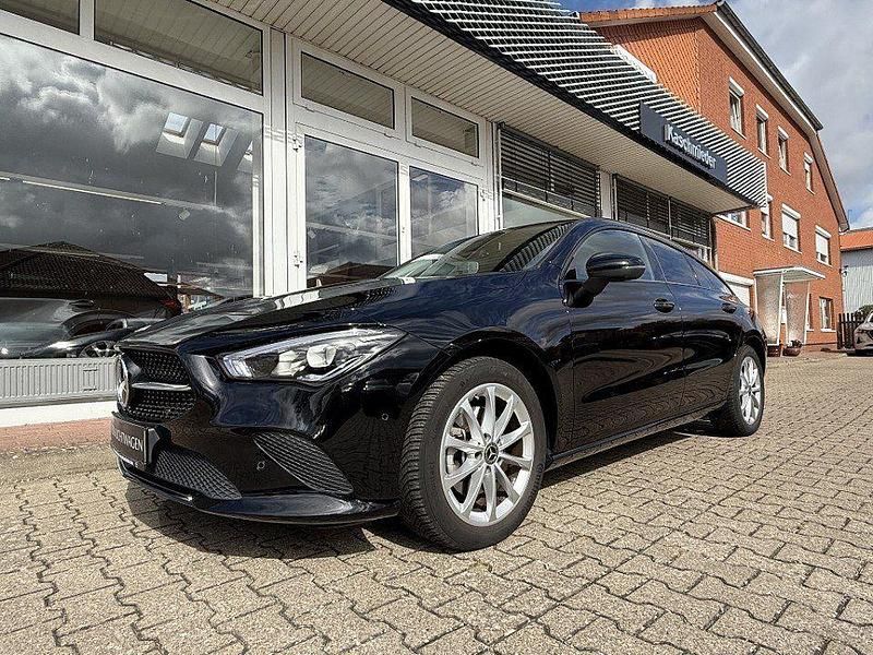 Schwarz Gebraucht 2022 Mercedes CLA200 Shooting Brake Progressive Kombi | 31.495 € (Etwas zu teuer) - Bild 1/4