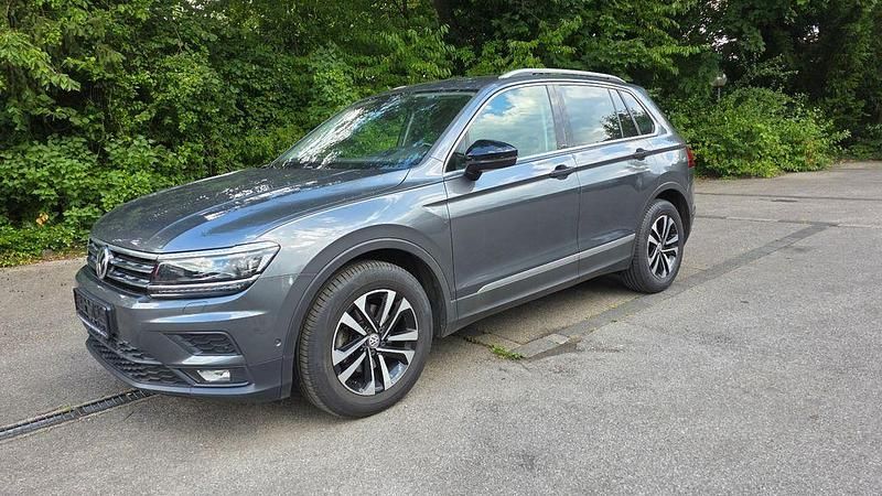 Grau Gebraucht 2019 VW Tiguan IQ Drive SUV | 22.500 € (Etwas zu teuer) - Bild 1/4