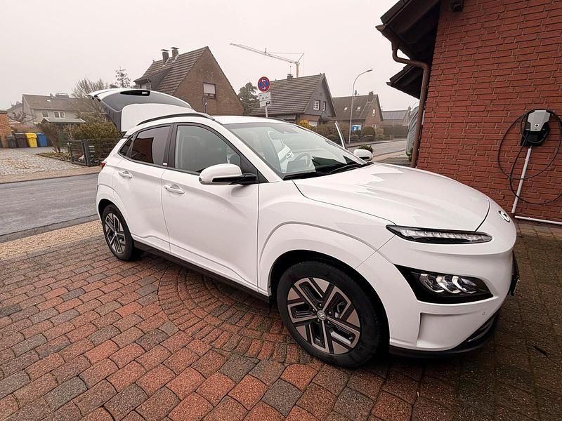 Gebraucht Hyundai Kona 100 kW (136 PS) 2021 Weiß SUV