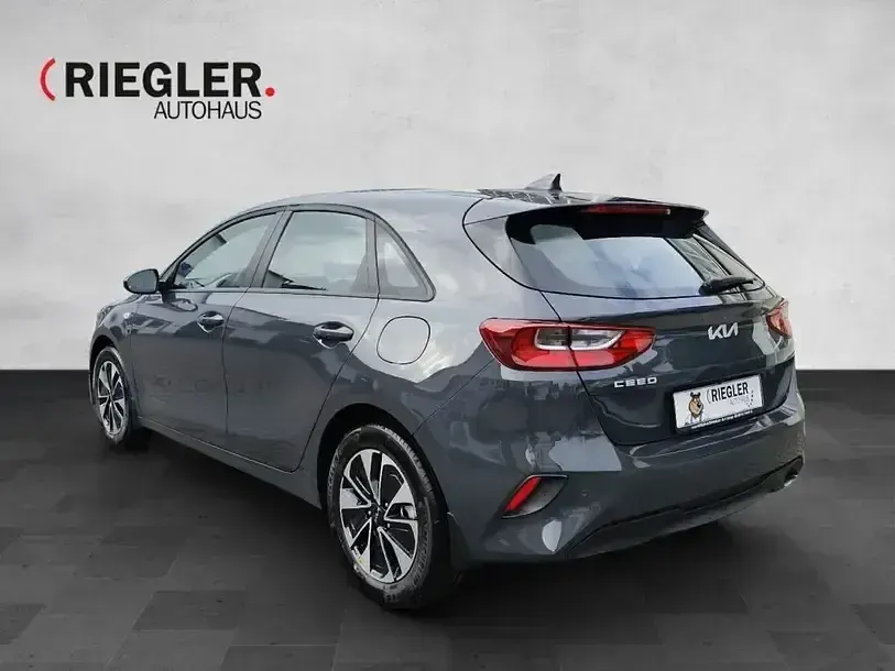Neu Kia Ceed 140 PS (102 kW) 2025 Grau Kleinwagen