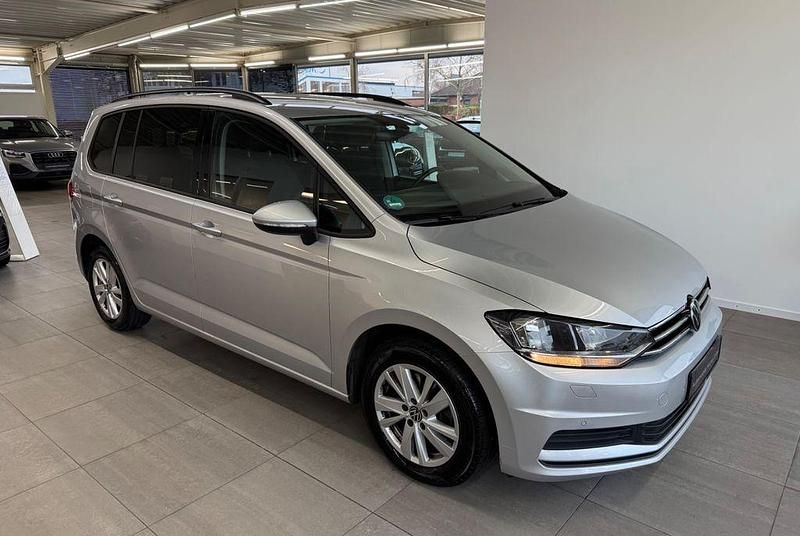 Reflexsilber Gebraucht 2020 VW Touran Comfortline Van / Kleinbus | 19.990 € (Guter Preis) - Bild 1/4