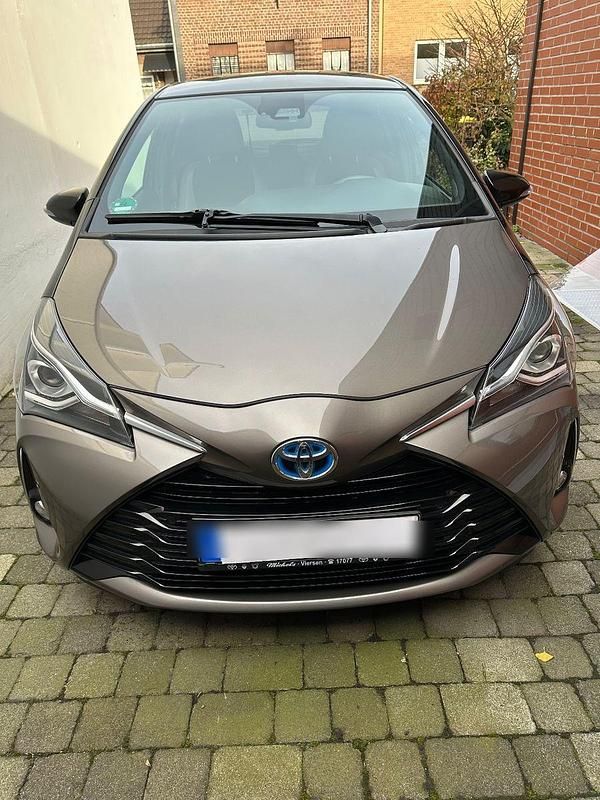 Braun Gebraucht 2020 Toyota Yaris Hybrid Style Kleinwagen | 15.600 € (Fairer Preis) - Bild 1/4