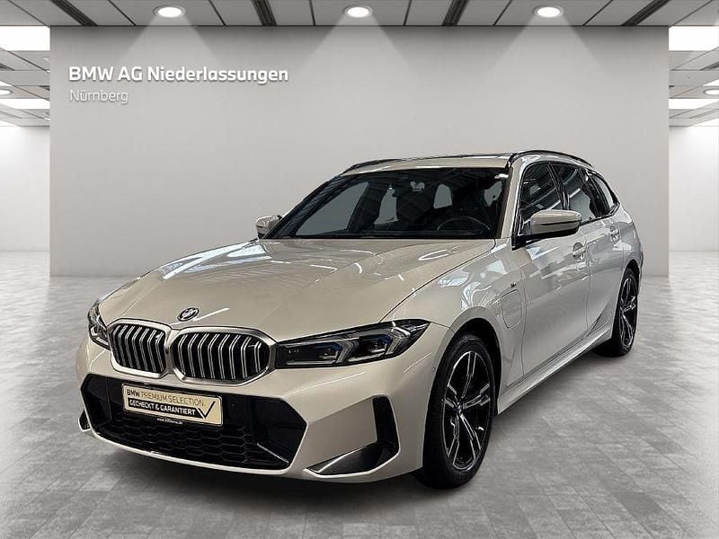 Weiß Gebraucht 2024 BMW 330e M Sport Kombi | 54.395 € - Bild 1/4