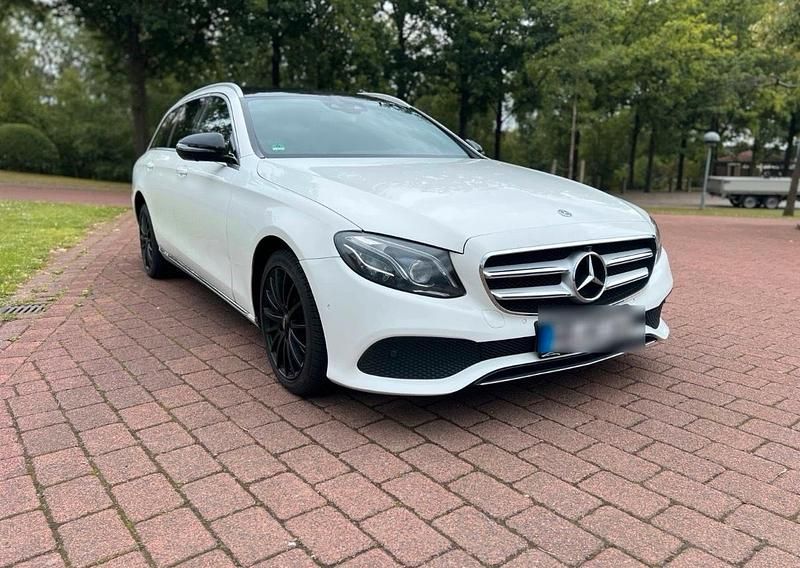 Weiß Gebraucht 2017 Mercedes E220 Kombi | 12.999 € (Superpreis) - Bild 1/4