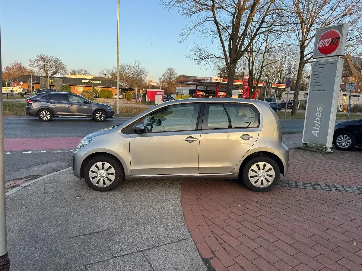 Usado VW up! move up! 60 CV (44 kW) 2018 Plateado Utilitario