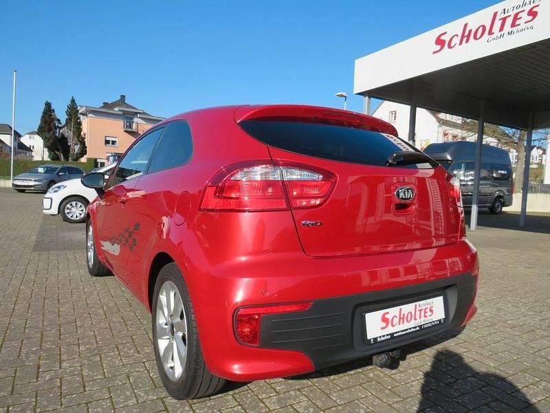 Gebraucht Kia Rio DREAM-TEAM Edition 84 PS (61 kW) 2015 Rot Limousine