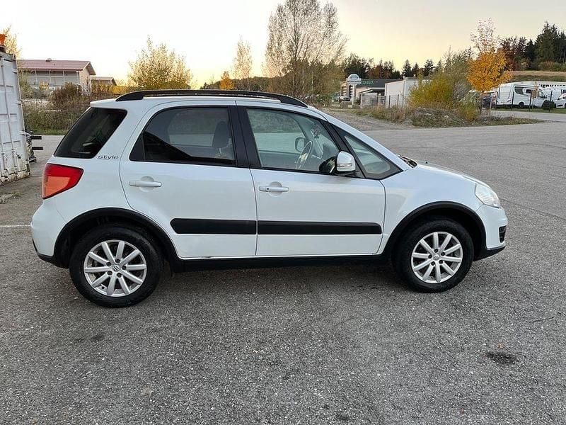 Weiß Gebraucht 2011 Suzuki SX4 Style Limousine | 5.700 € (Fairer Preis) - Bild 1/4