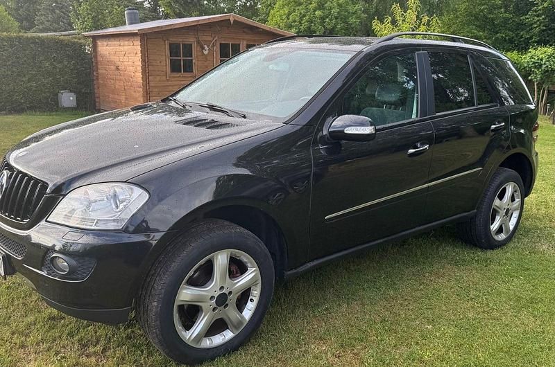 Schwarz Gebraucht 2006 Mercedes ML320 SUV | 3.900 € (Guter Preis) - Bild 1/4