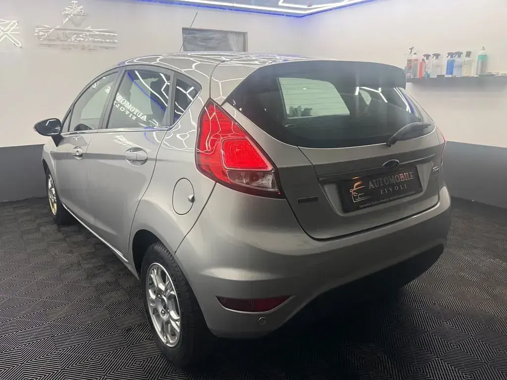 Gebraucht Ford Fiesta Titanium 101 PS (74 kW) 2013 Silber Limousine
