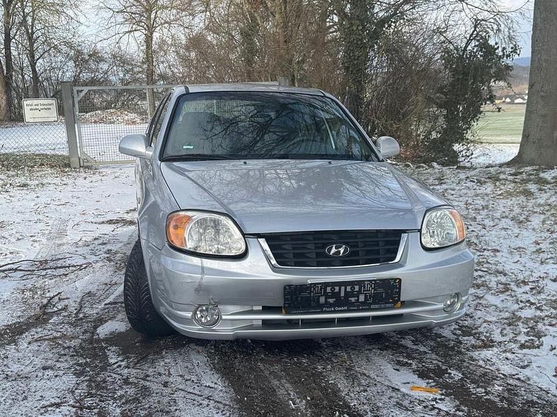 Silber Gebraucht 2003 Hyundai Accent GLS Limousine | 3.300 € - Bild 1/4