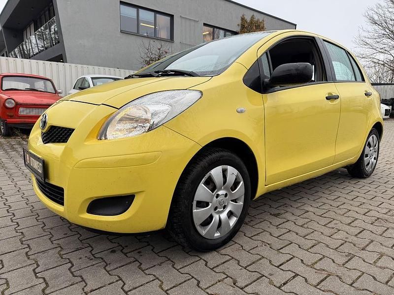 Gelb Gebraucht 2010 Toyota Yaris Cool Limousine | 2.200 € (Guter Preis) - Bild 1/4